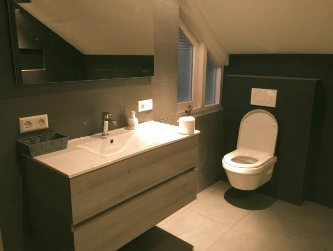 Badkamer met wastafelmeubel en tegelwerk