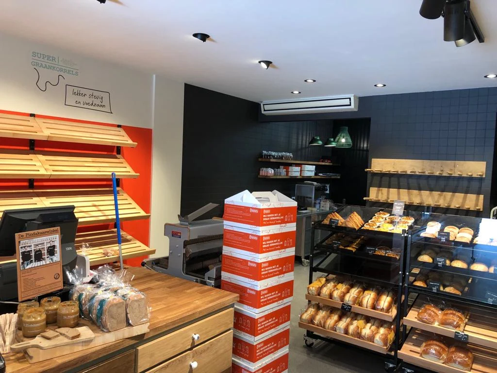 Balie en schappen in de bakkerij
