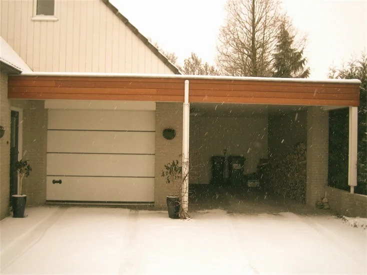 Carport naast een garage