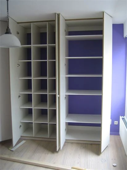 Ingebouwde kast met open vakken