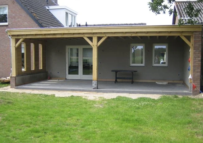Houten overkapping aan een woning, gemaakt door Jan van Raak