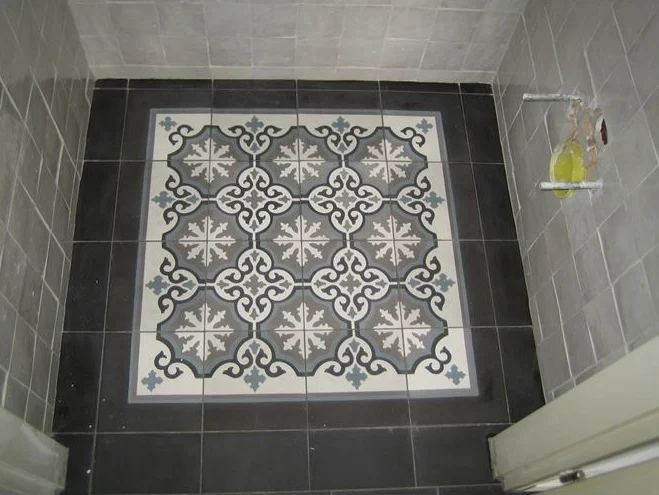 Decoratief detail in betegelde vloer